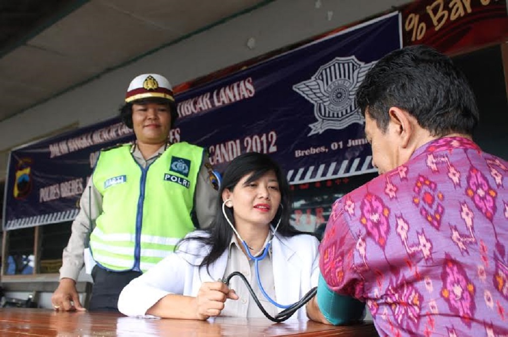 Seorang dokter mengecek kesehatan di posko mudik di Brebes, Metrotvnews.com/Kuntoro Tayubi