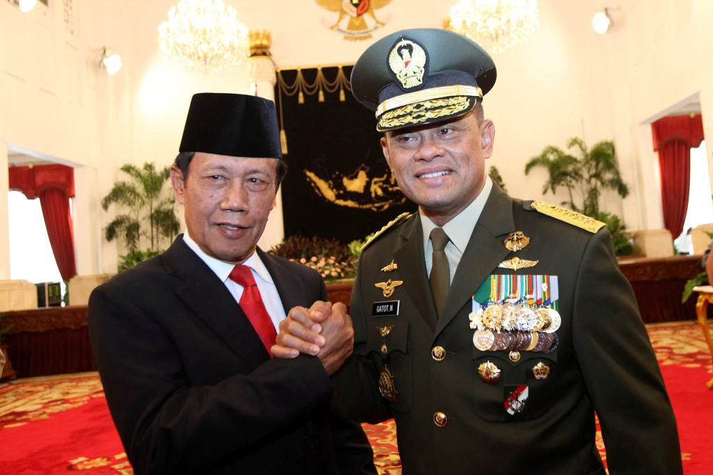  Panglima Tentara Nasional Indonesia (TNI) Gatot Nurmantyo (kanan) melakukan salam komando dengan Kepala Badan Intelijen Negara (BIN) seusai dilantik Presiden Joko Widodo di Istana Negara, Rabu (8/7).  Foto: MI/Panca Syurkani.