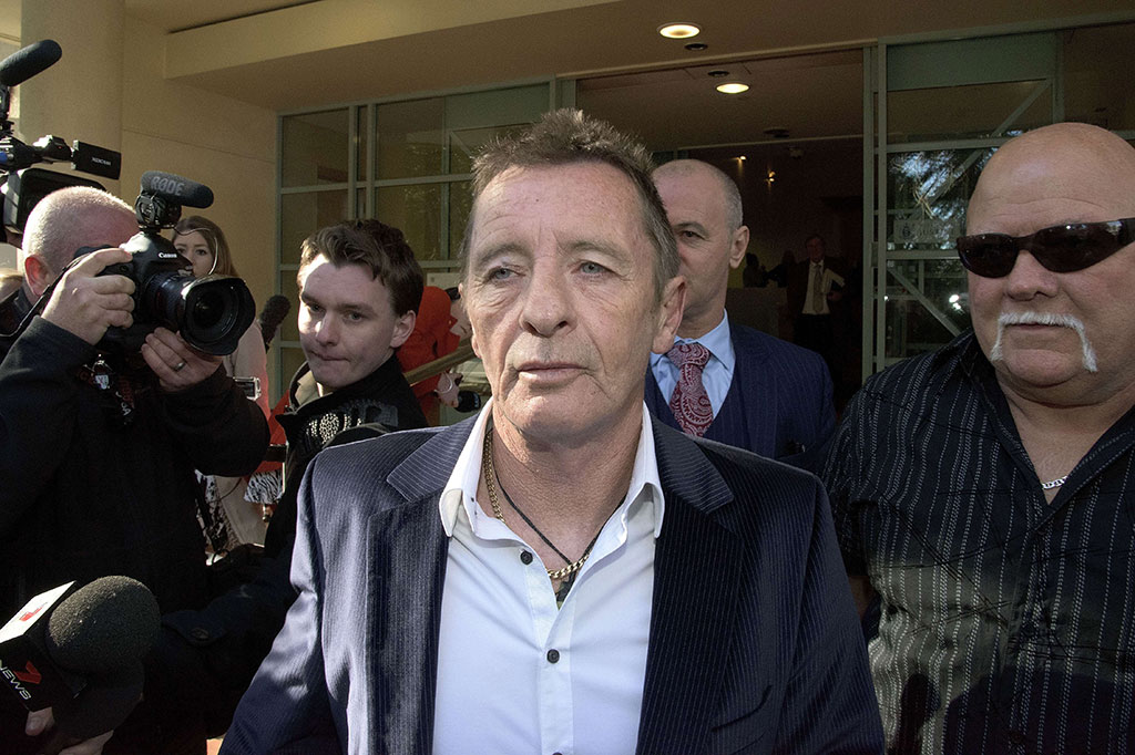 Mantan Drummer AC/DC Dihukum 8 Bulan Tahanan Rumah