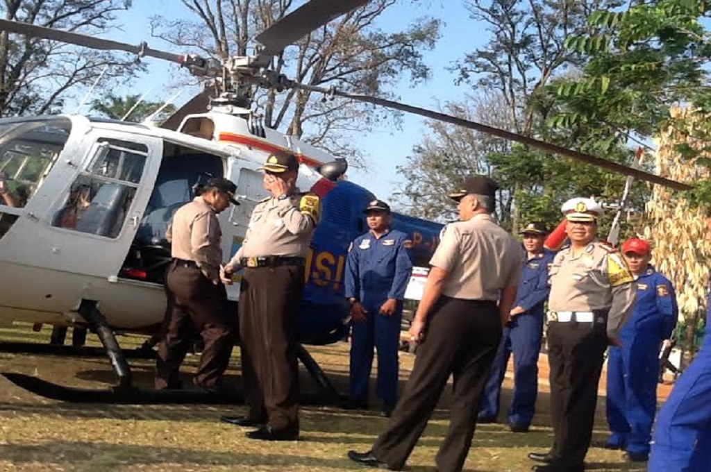 Sejumlah anggota polisi bersiap-siap mengikuti apel Ketupat Lodaya 2015 di Bandung, Metrotvnews.com/ Roni Kurniawan