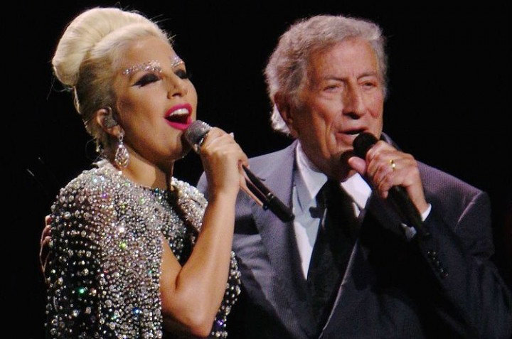 Di Tengah Konser, Lady Gaga Jatuh Tersandung Gaunnya Sendiri