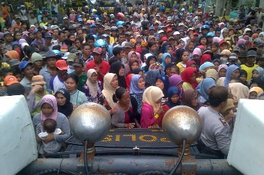 Saling Dorong di Pembagian Bingkisan Lebaran di Sampang