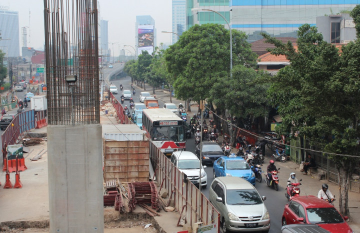 Tiang Proyek Jalan Layang di Ciledug Roboh
