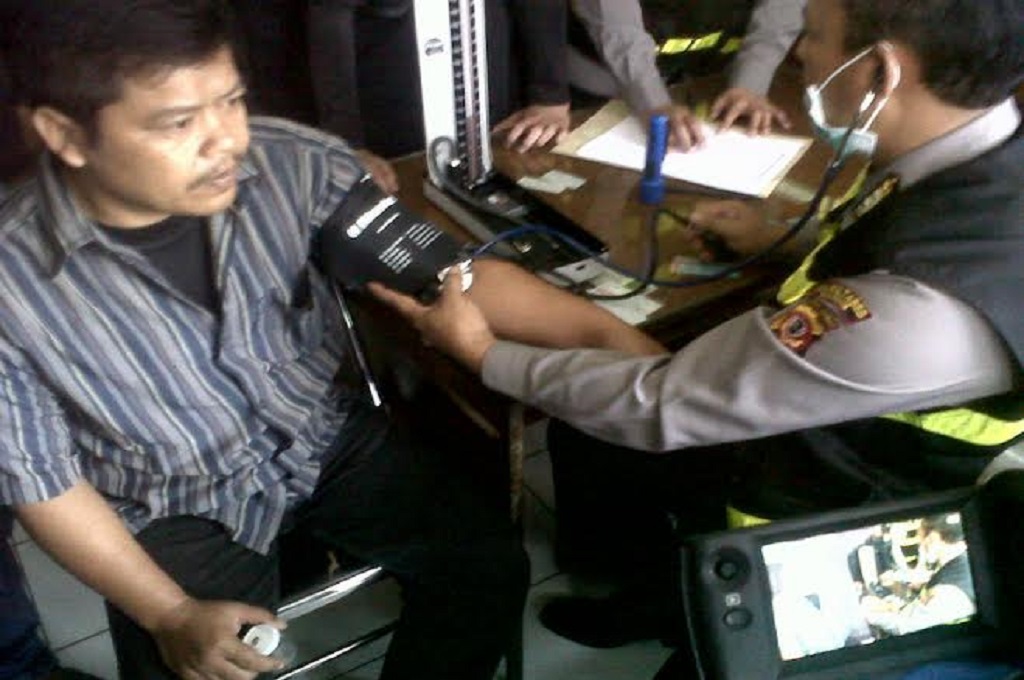 Sopir menjalani tes kesehatan di Bandung, Metrotvnews.com/ Roni Kurniawan
