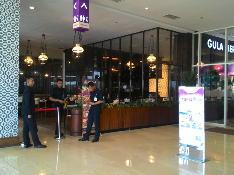 petugas keamanan berjaga di dekat lokasi ledakan