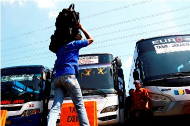 Beraksi, Calo di Terminal Pulogadung Gunakan Atribut Palsu