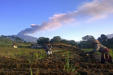 Abu Vulkanik Gunung Raung Tepat di Atas Bandara Ngurah Rai