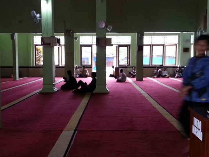 Dituding Gabung ISIS, Pilot Tommy Hendratno Itikaf di Masjid