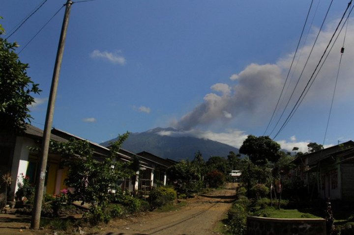 Tiga Desa di Banyuwangi Terguyur Hujan Abu Gunung Raung