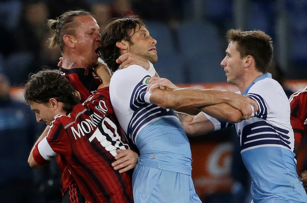 Philippe Mexes saat mencekik pemain Lazio Stefano Mauri (Foto: AFP)