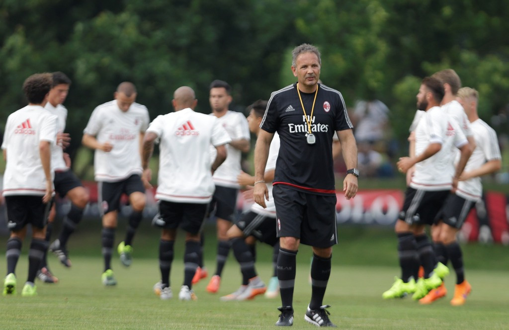 Sinisa Mihajlovic saat memimpin sesi latihan AC Milan (Foto: AP Photo/Luca Bruno)