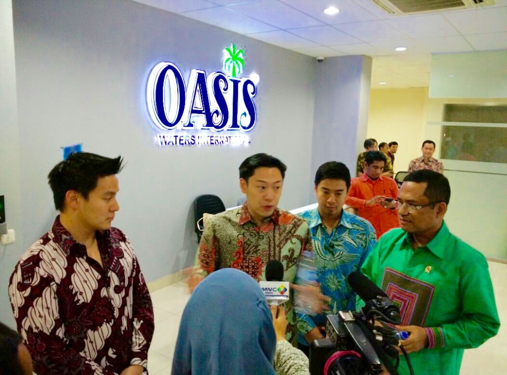 Menperin Saleh Husin dan Direksi Oasis yaitu Armand S Gunawan Gunawan, Nathaniel Gunawan, dan Brandon Gunawan. FOTO: dokumentasi Kemenperin