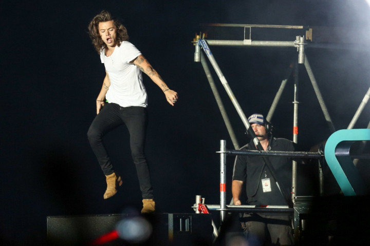 Jatuh di Atas Panggung, Harry Styles Jadi Bahan Tertawaan