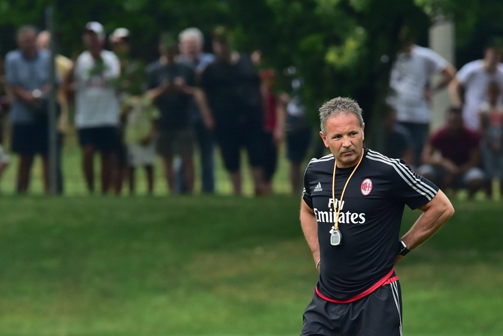 Sinisa Mihajlovic saat memimpin sesi latihan AC Milan (Foto: AFP PHOTO / GIUSEPPE CACACE)