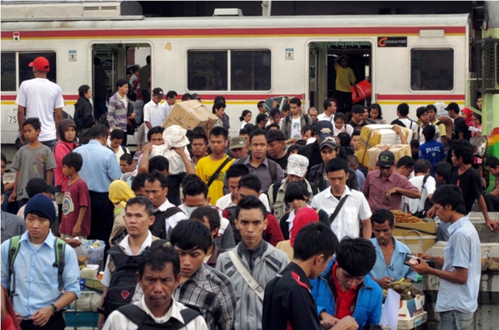 Ilustrasi Penumpang menumpuk di staisun akibat KRL mengalami gangguan sinyal. (Foto: MI/Rommy Pujianto)
