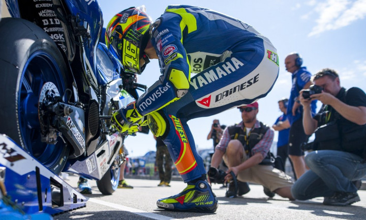 Start Posisi Keenam, Rossi Alihkan Perhatian ke Lorenzo