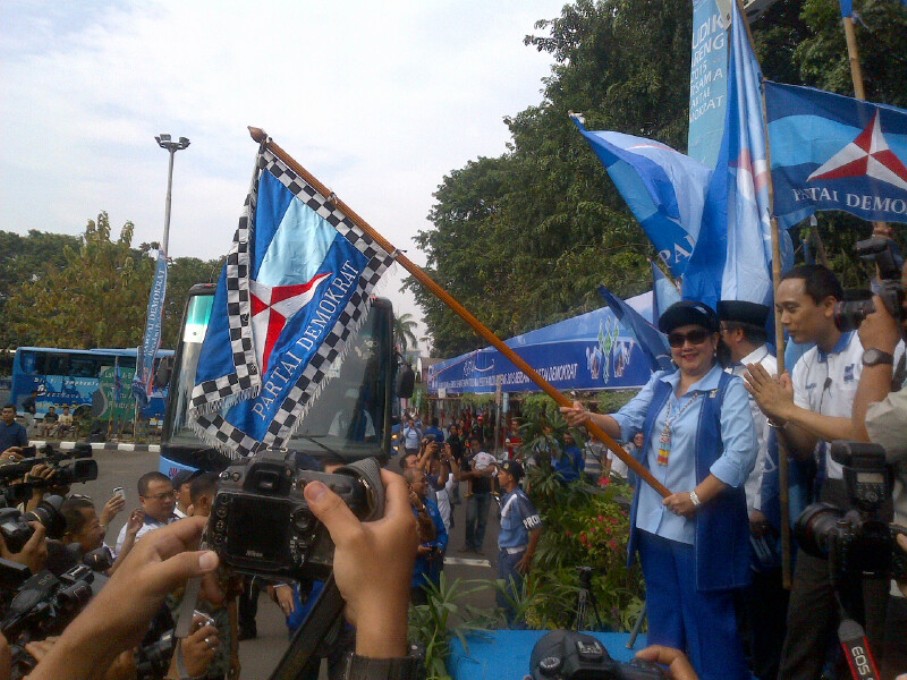 Ani Yudhoyono melepas ribuan calon pemudik di lapangan Timur Pekan Raya Jakarta, Kemayoran. Foto MTVN/  M Rodhi Aulia.