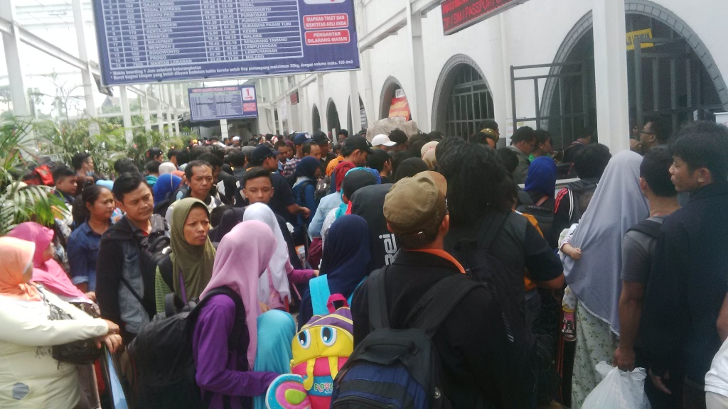 Calon pemudik padati Stasiun Senen--Foto: MTVN/Wanda Indana
