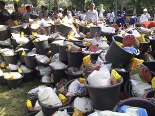 10 Ribu Ember Sembako Dibagikan di Solo