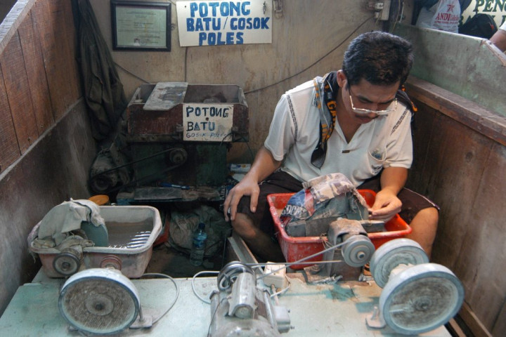 Perajin Batu Akik Binaan PNPM Mulai Mandiri