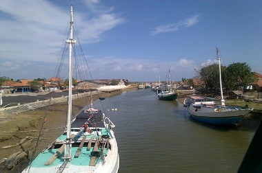Angin Kencang Tunda Penyeberangan di Selat Madura