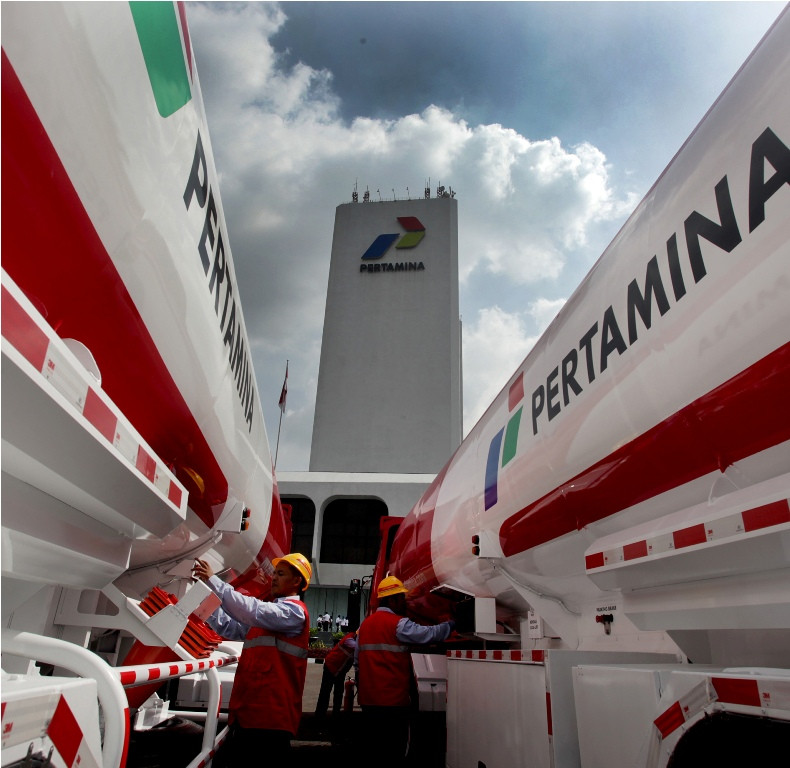 Pekerja mengecek truk tangki pembawa bahan bakar gas di Kantor Pusat Pertamina, Jakarta. (Foto: Antara)