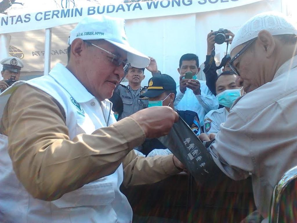 Dirjen Pengendalian Penyakit dan Penyehatan Lingkungan tengah memeriksa tensi salah seorang pengemudi bus di pos kesehatan Terminal Tirtonadi Solo. (MTVN/Pythag Kurniati)