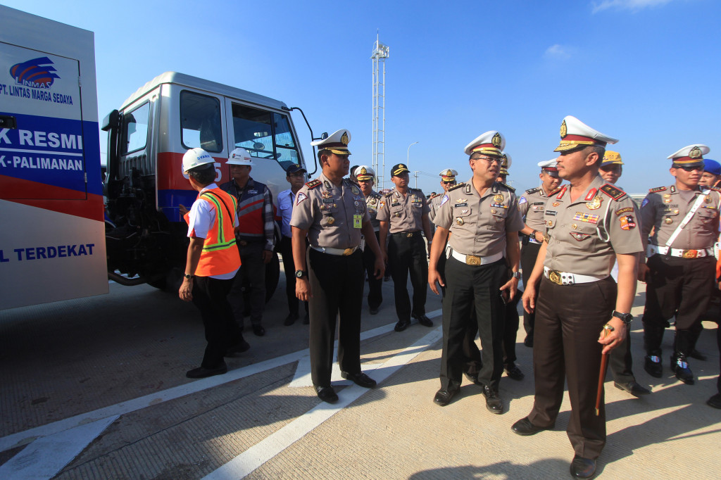  Condro Kirono (dua kanan) memeriksa perlengkapan di Tol Gate Palimanan, Cirebon, Jawa Barat, Senin 25 Mei 2015. Antara Foto/Dedhez Anggara