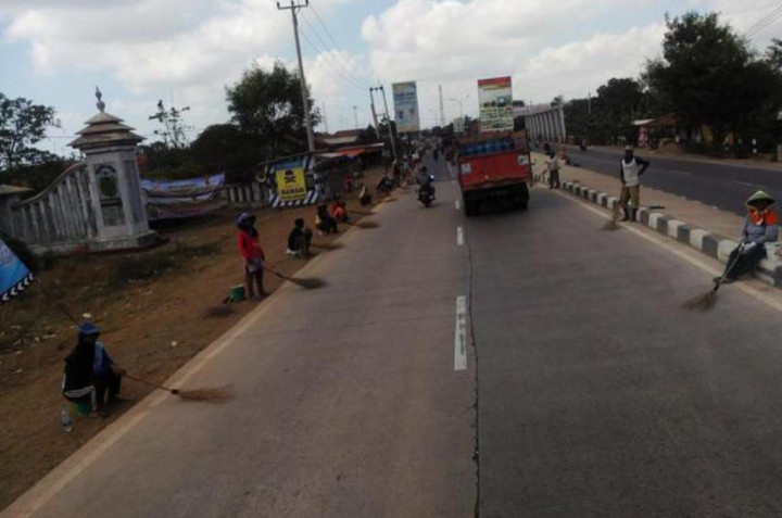 Berebut Uang Receh di Jalur Mudik