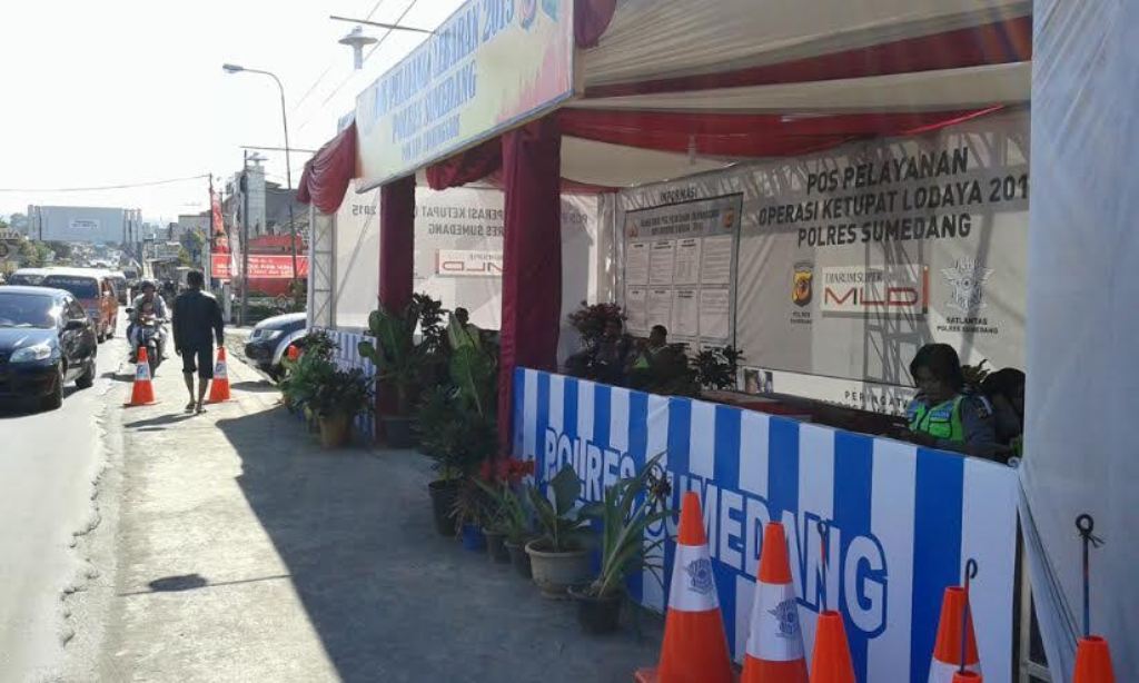 Lokasi pos pelayanan mudik berada dekat dengan masjid besar Tanjungsari, sehingga selain lahan parkir yang cukup luas, pemudik bisa beristirahat dulu. (MTVN/Ismail)