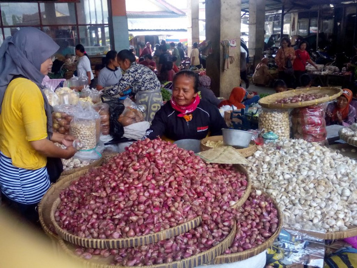 Harga Bawang di Kramat Jati Stabil