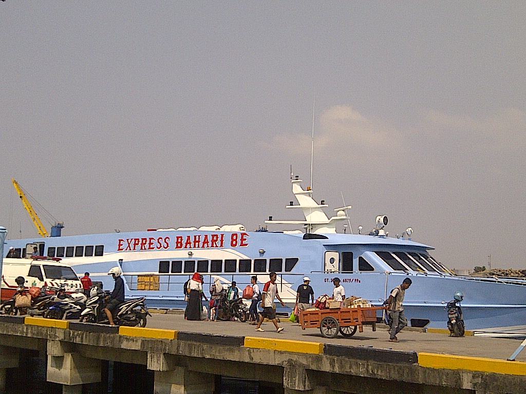 KM Express Bahari 8-E tak bisa melaut karena kondisi cuara yang buruk. Foto: MTVN/Amaluddin