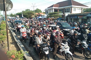 Ribuan Pemudik Bersepeda Motor Lintasi Pantura Cirebon