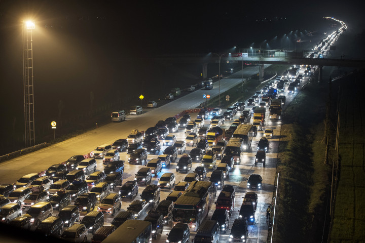 Percepat Layanan di Gerbang Tol Cipali, Petugas pun Jemput Bola  