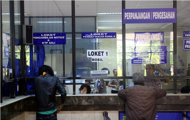 Warga mengurus surat kendaraan di Samsat Jakarta Selatan, Polda Metro Jaya. (Foto: MI/Ramdani)