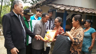 Facebooker Brebes Santuni Rumah Janda Tua Tuna Netra