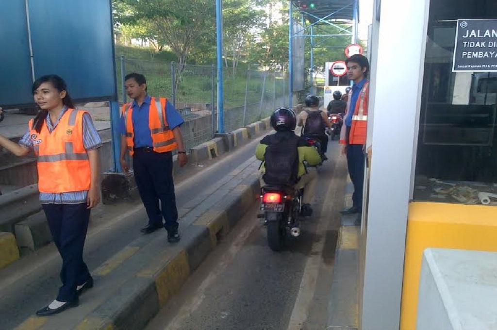 Petugas Jembatan Suramadu melayani pemudik tinggalkan Bangkalan, Madura, Metrotvnews.com/ Agus Josiandi