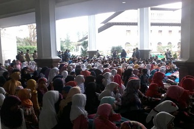 Diundang Buka Puasa, Anak Yatim: Asyik Bisa Ketemu Gubernur