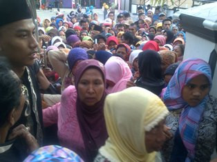 Manula dan Balita Terjepit di Pembagian Zakat di Bangkalan