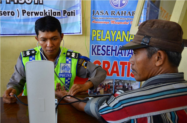Puluhan Sopir di Terminal Karawang Jalani Tes Kesehatan