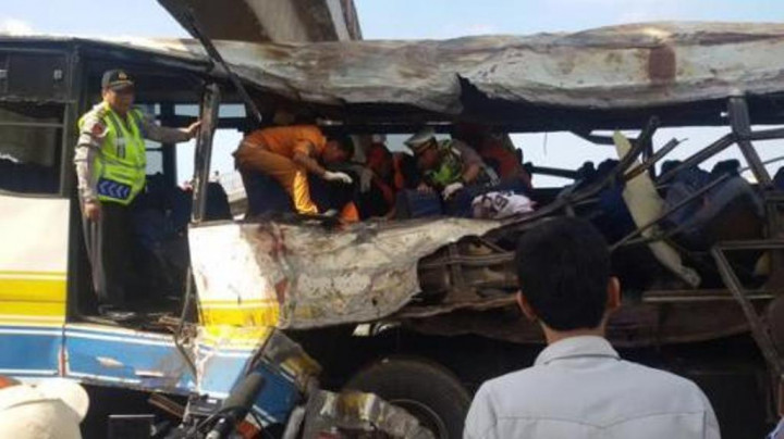 Kecelakaan Maut Tol Palikanci, Petugas Evakuasi Korban 