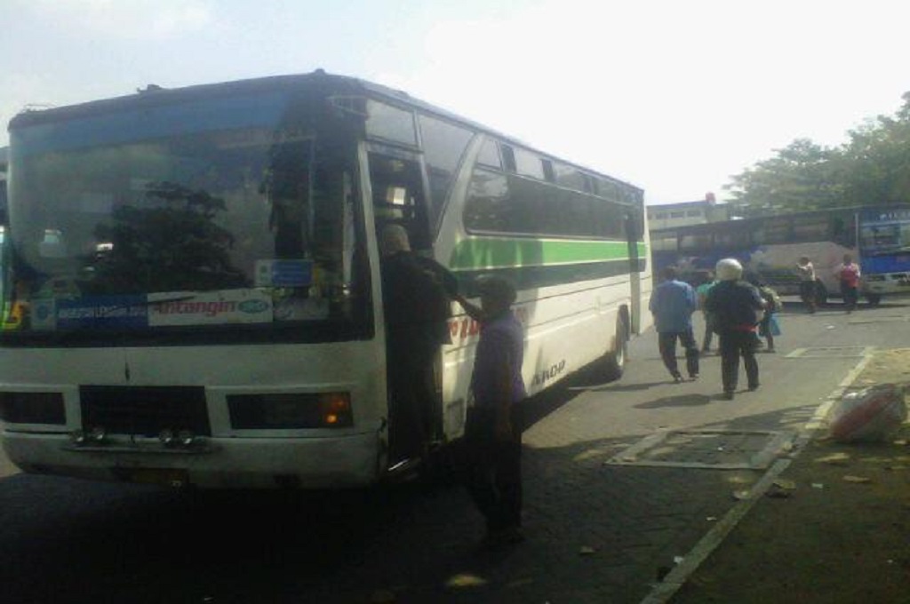 Penumpang menaiki bus di Terminal Giwangan, Yogyakarta, Metrotvnews.com/ Ahmad Mustaqim