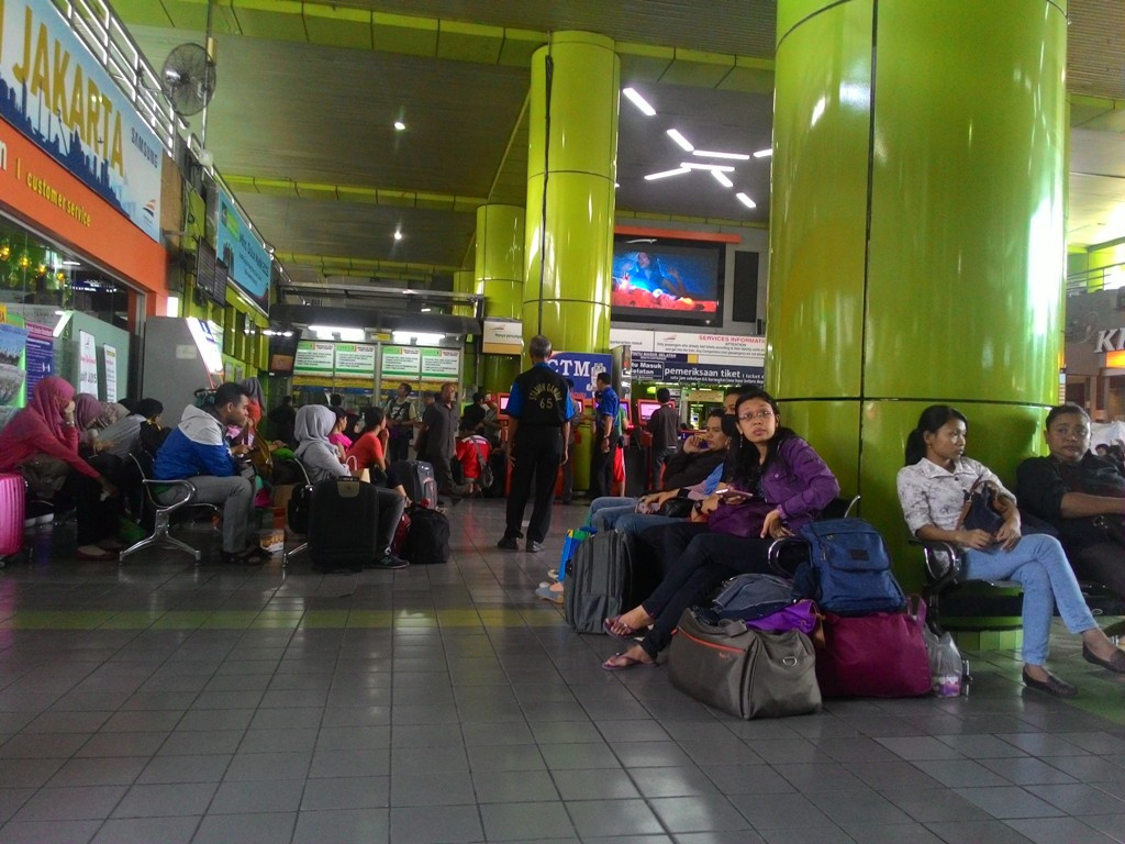 Pemudik mulai padati Stasiun Gambir--Foto: MTVN/Arga Sumantri