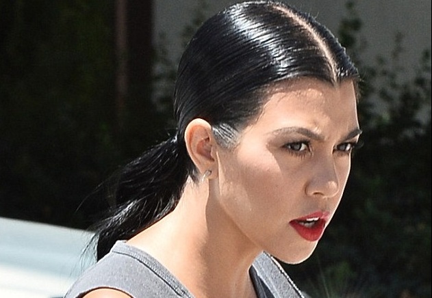 Rambut Bisa Beruban Akibat Diselingkuhi, Kourtney Kardashian Membuktikannya 