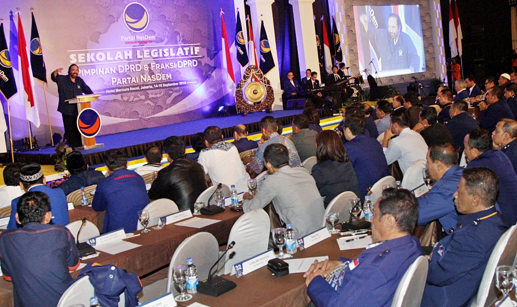 Surya Paloh  memberi materi di acara Sekolah legislatif NasDem---MI/Panca Syurkani