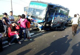 Bus Tabrak 2 Minibus, Jalur Poros Tengah Macet Panjang
