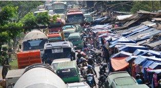 Di Nagreg, Pemudik Motor Kuasai Trotoar