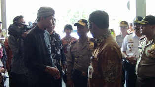 Ganjar Sarankan Pemudik Maksimalkan Kartu ATM