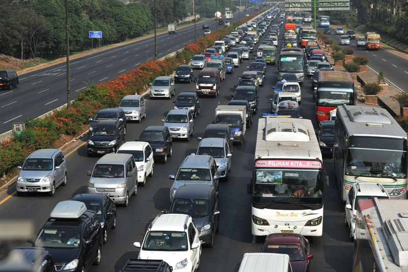 Tol Cikampek dari arah Bekasi Barat macet total -- Antara/Paramayuda