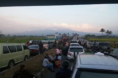 Macet Parah di Garut, Pemudik Turun dari Kendaraan 